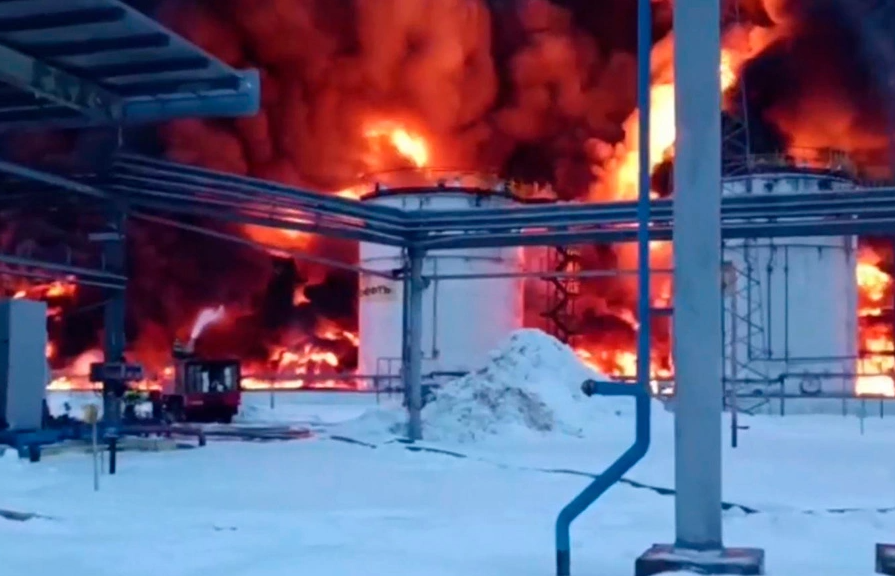 Людей эвакуировали после пожара на нефтебазе в Брянской области