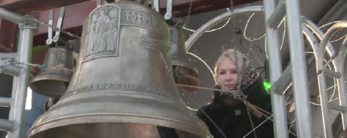 Колокольный звон и духовные песнопения в рамках необычного концерта на набережной оценили жители Новосибирска