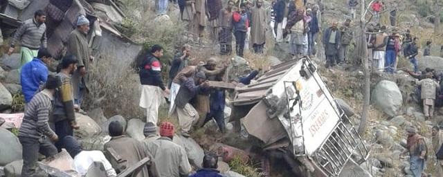 В Индии автобус упал в овраг, погибли 23 человека
