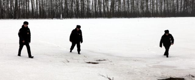 В Башкортостане полиция спасла замерзавшего в воде парня