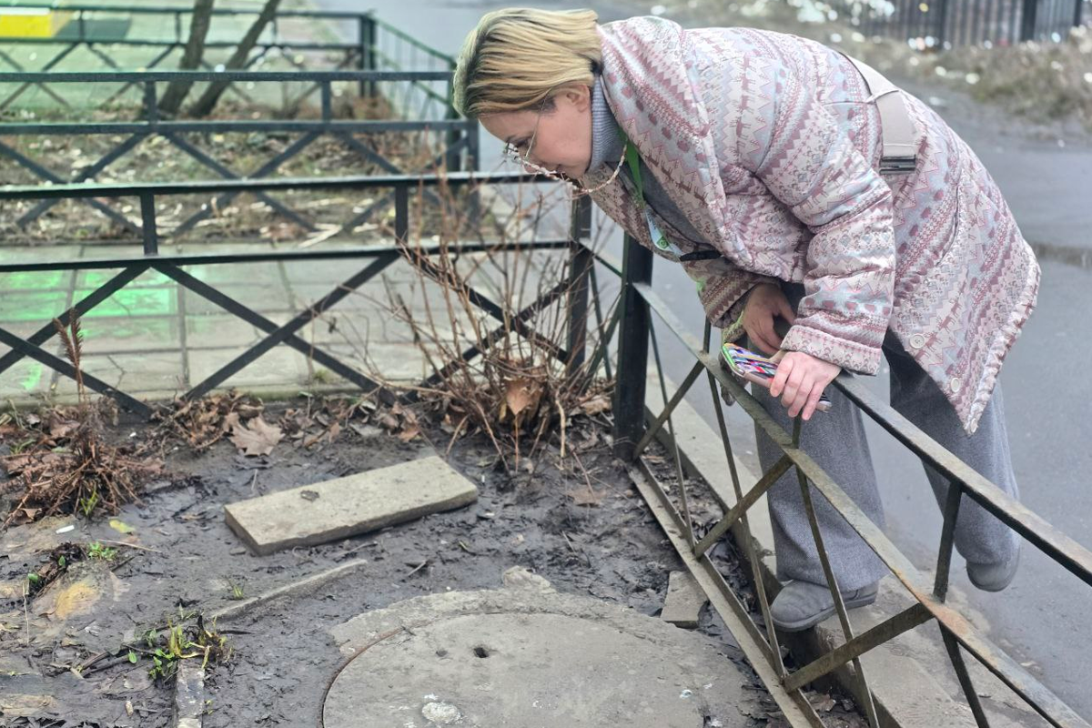 В Пушкине на улице Тургенева устранили излив канализационных стоков