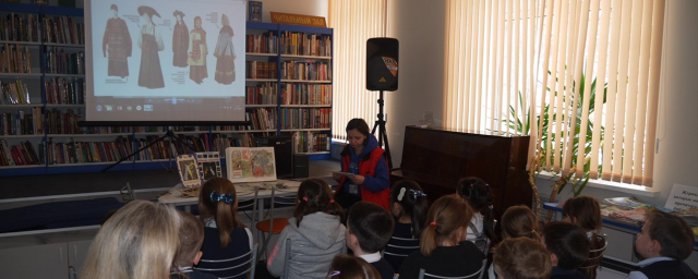 В Центральной библиотеке Красногорска провели познавательный час о русском народном костюме