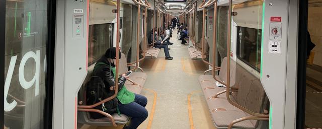 «Трансмашхолдинг» показал новую обивку сидений в вагонах метро Москвы
