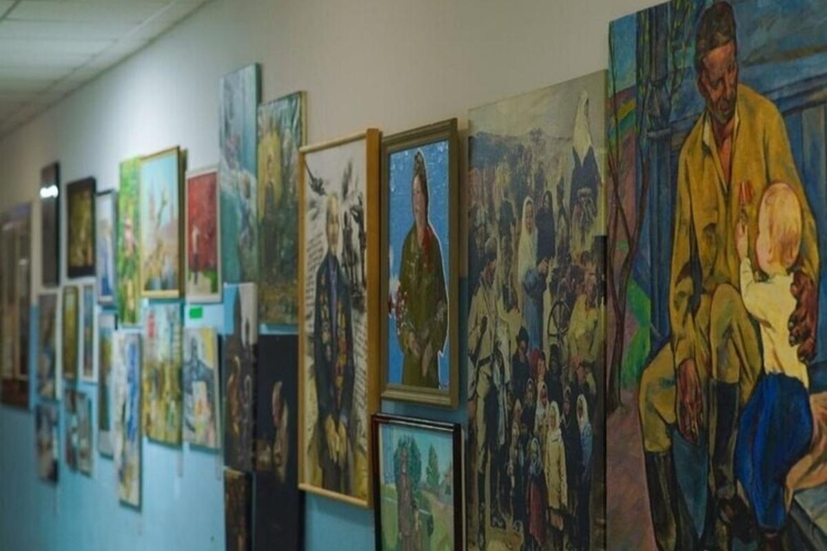 В Херсонской области художники из 15 стран представили выставку «Искусство и мир»