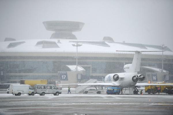 Из-за снегопада аэропорты Москвы работают по фактической погоде