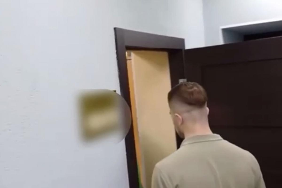 Иностранный гражданин пытался подкупить полицейского в Петербурге