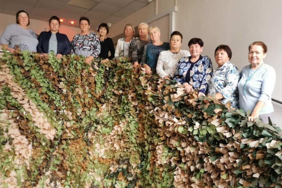 В Мордовии волонтёры сплели маскировочную сеть по просьбе земляка-бойца СВО