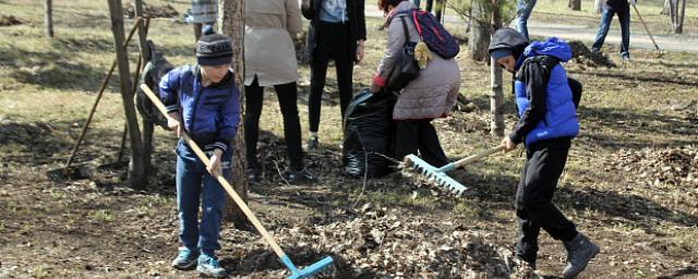 Новосибирские школьники вышли на уборку сада Дзержинского