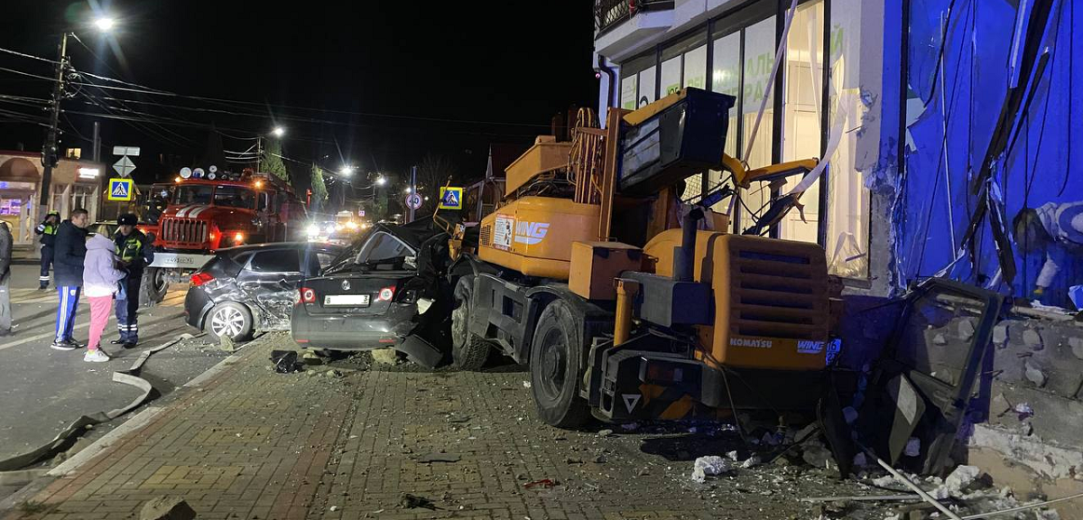 В Геленджике в массовой аварии со взбесившимся автокраном пострадали три человека