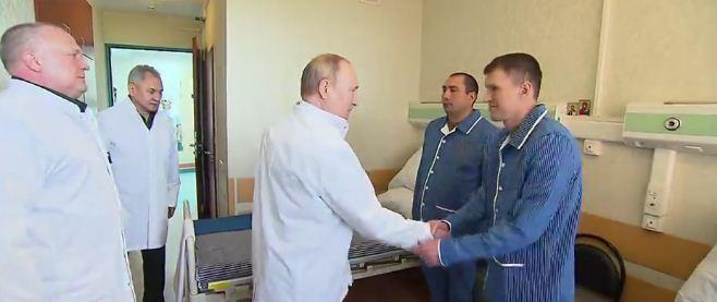 Путин посетил в Москве военный госпиталь, где проходят лечение раненые участники спецоперации