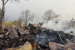 Пожарные почти шесть часов тушили пожар на Сахалине