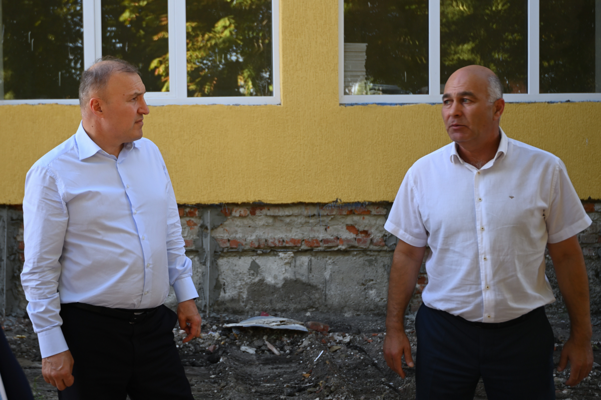 Глава Адыгеи Мурат Кумпилов проверил ход строительства и капремонта ряда социальных объектов