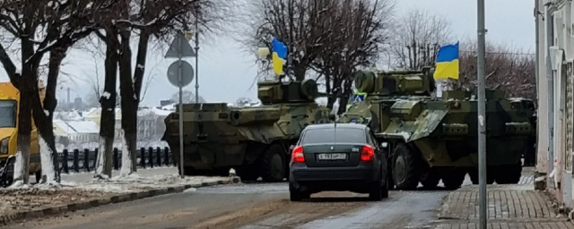 Власти Твери объяснили появление на улицах военной техники с украинскими флагами съемками фильма