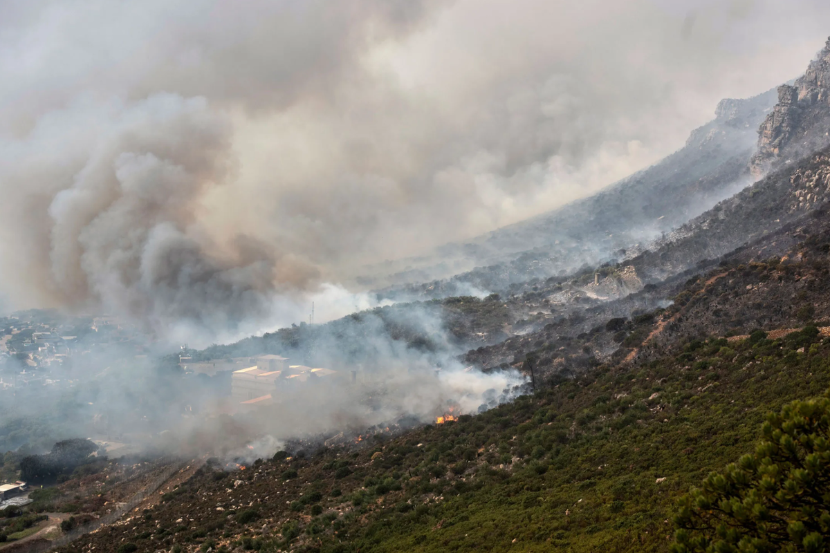 Лес в огне: Кейптаун для борьбы с пожарами задействовал вертолёты