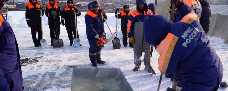 МЧС Коми ограничит выход людей на лед к купелям на Крещение