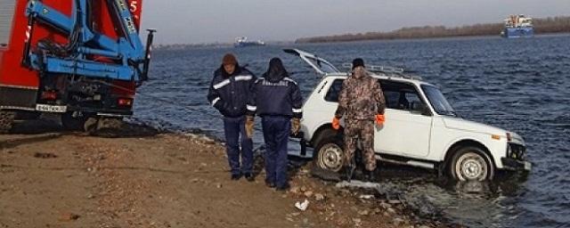 В Астрахани в Волге утонул автомобиль «Нива» с двумя пассажирами в салоне
