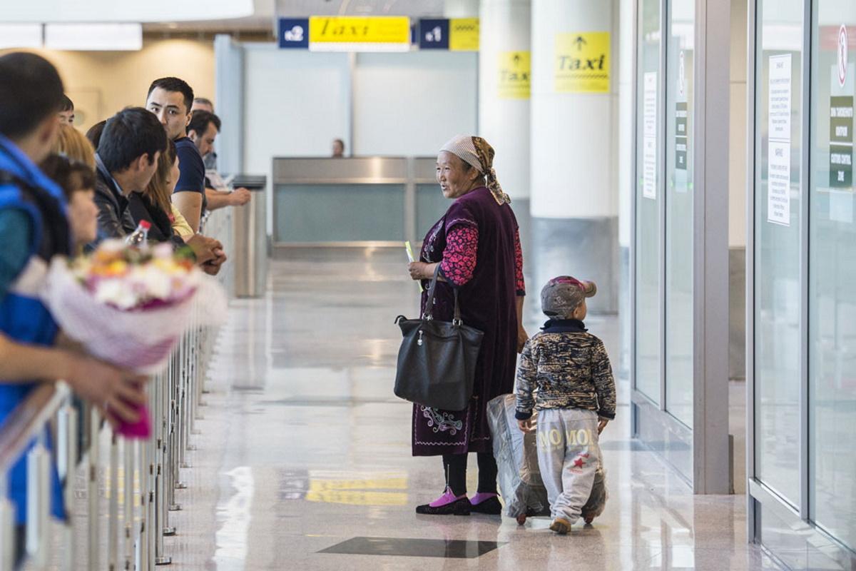 Летающим самолетами «Хабаровских авиалиний» мигрантам придется больше платить за перевозку детей
