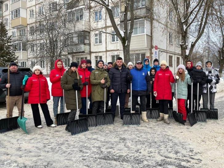В Чехове молодогвардейцы и члены «Единой России» помогают жителям убирать снег