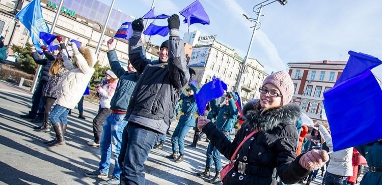 Во Владивостоке прошел танцевальный флешмоб в честь Дня конституции