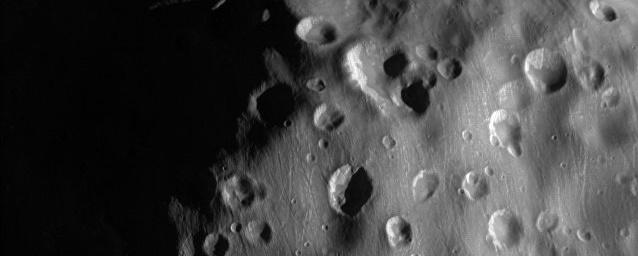 Зонд «Кассини» сделал фото Эпиметея