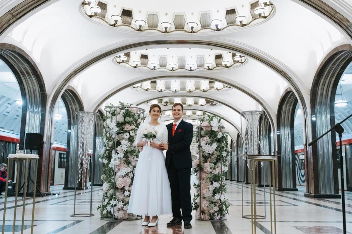 В 2026 году московским парам будет доступно более 250 слотов для заключения брака в метро