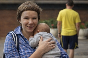 «Они пишут «урод» и «омерзительный»». Почему «Белоснежка» из «9-й роты» прячет мужа и сына?