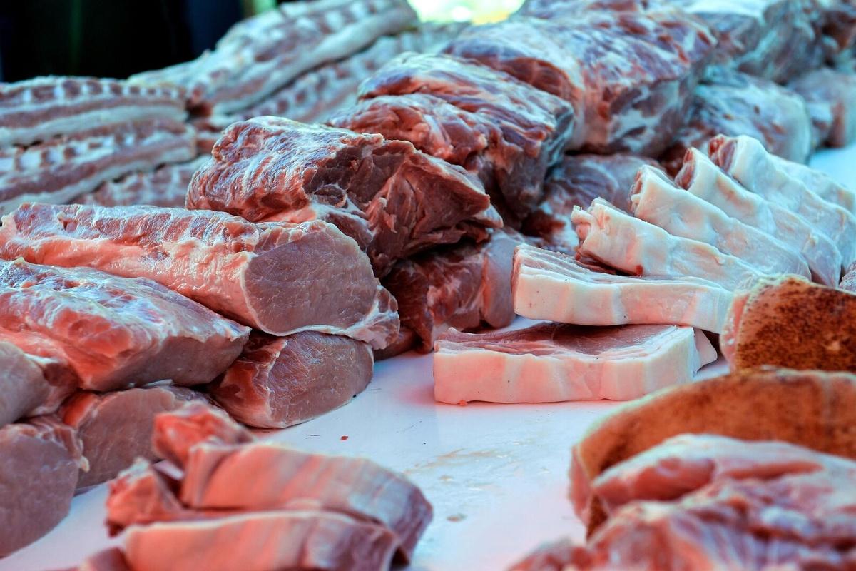 Паразитолог Бартули объяснил, почему мясо животных безопаснее рыбы