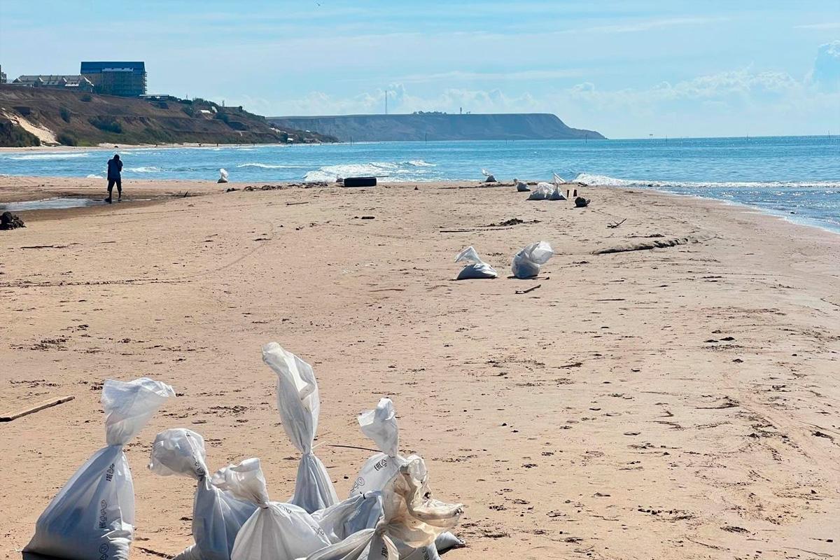 В Темрюкском районе Кубани загрязнение побережья нефтепродуктами протянулось на 3 км