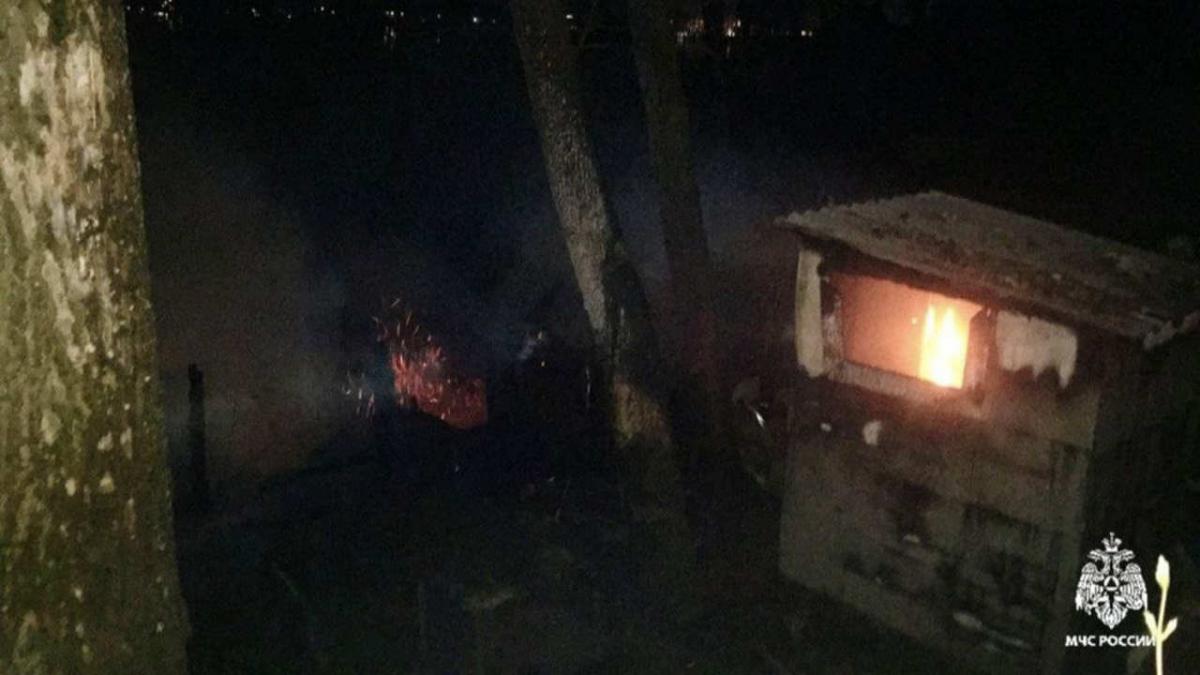 В поселке Рыбачий в Воронеже в пожаре пострадало несколько строений