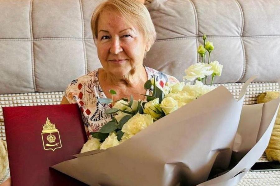 Председатель Думы Астраханской области Игорь Мартынов поздравил бывшую сотрудницу Контрольно-счетной палаты Алевтину Сучилину с 80-летием