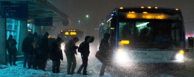 В Нарьян-Маре подростки закидали автобус с людьми льдом