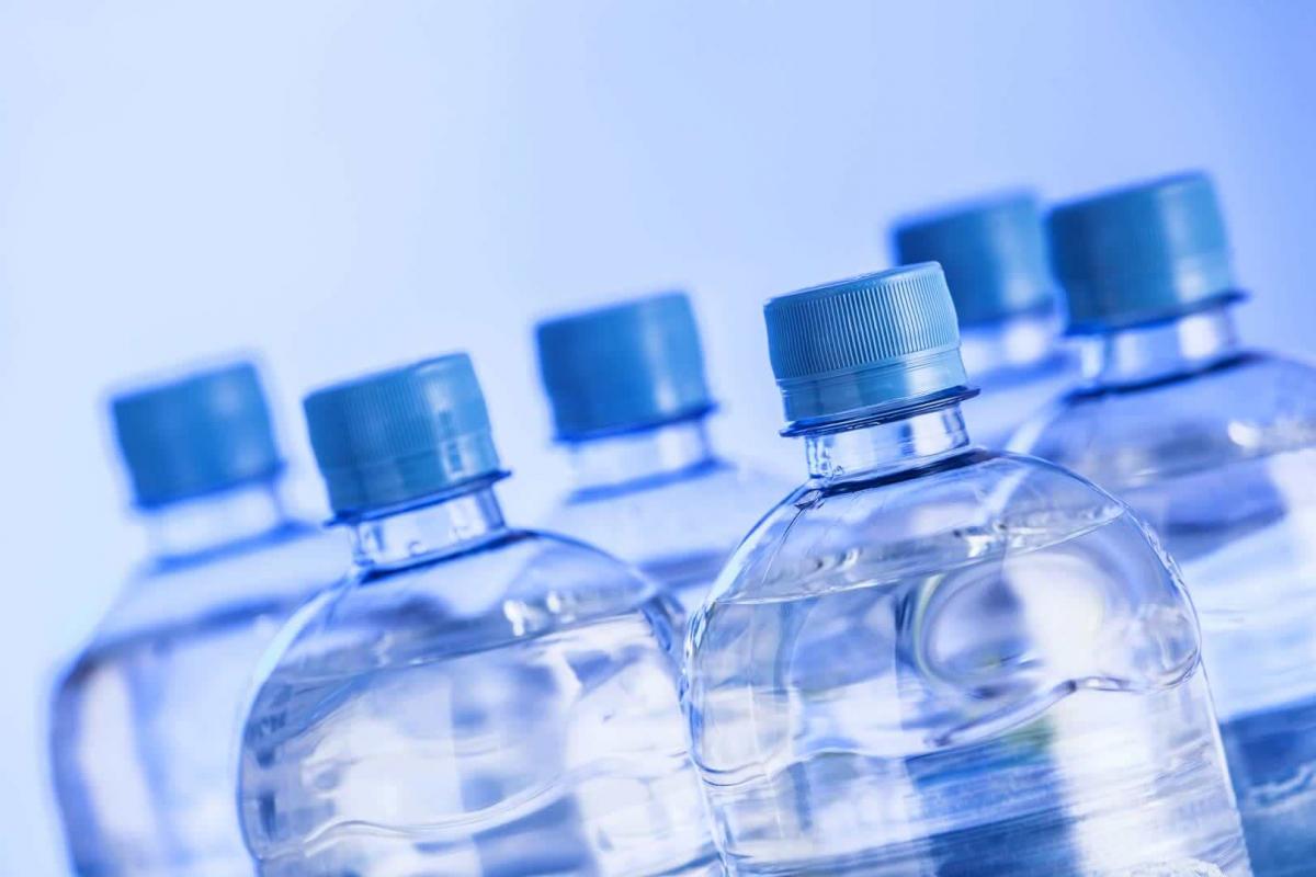 Озвучена опасность для здоровья воды в бутылках