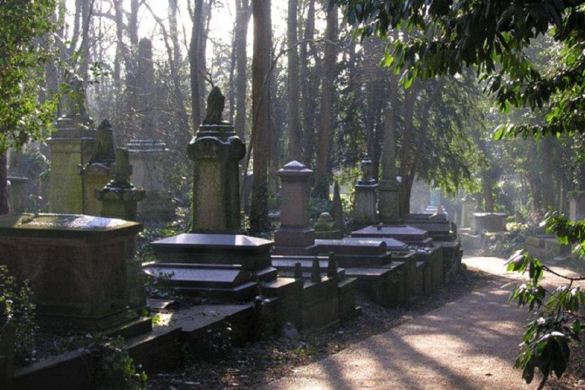 В Великобритании студентку отправили на практику на кладбище
