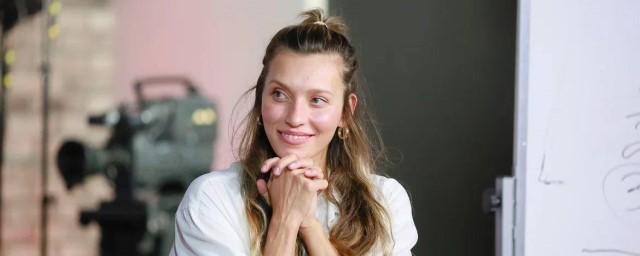 Заговорившая о третьих родах телеведущая Регина Тодоренко показала округлившийся живот