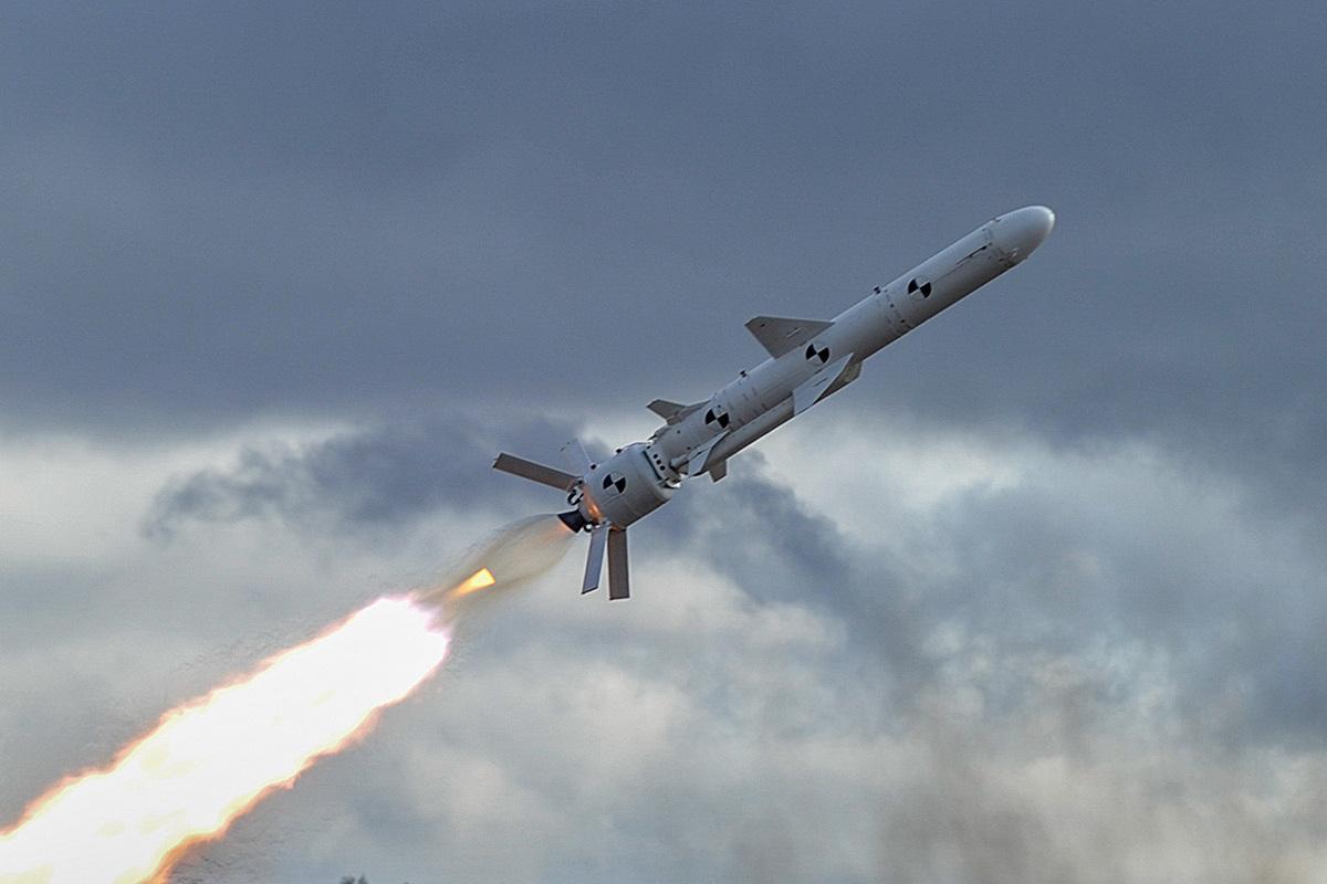 Над Азовским морем уничтожили ракету «Нептун» и 38 БПЛА