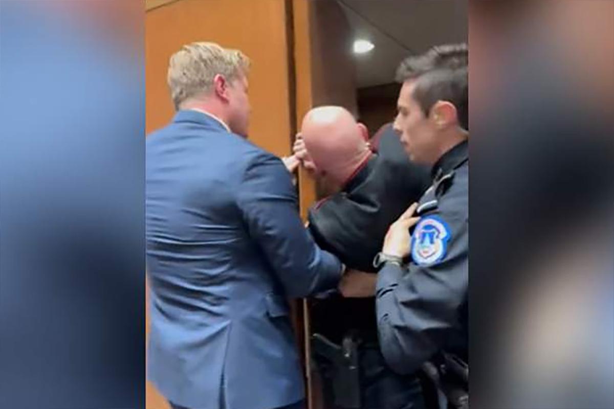 Сенатор в США лично скрутил ветерана в форме, выкрикнувшего о конфликте на Ближнем Востоке