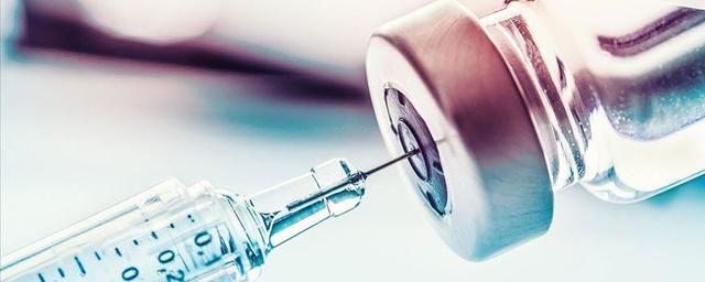В США сотрудник медцентра испортил более 500 доз вакцины от COVID-19