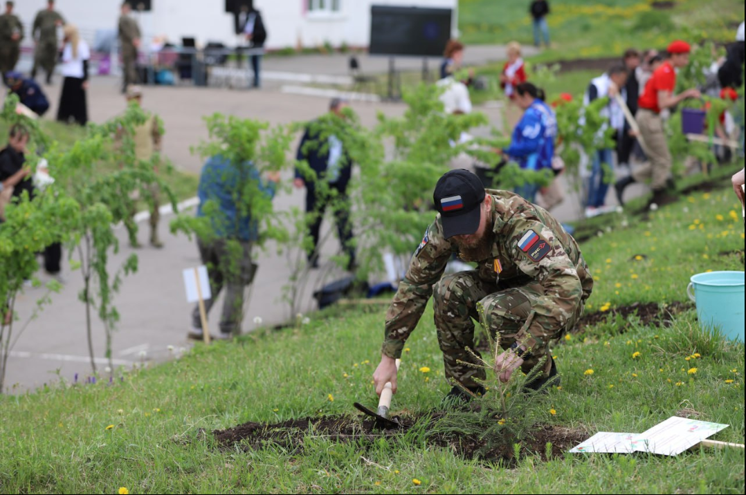 Мэр Руслан Болотов: Акция «Аллея Защитникам Отечества» объединила школьников из Иркутска, Омска, ЛНР и Беларуси