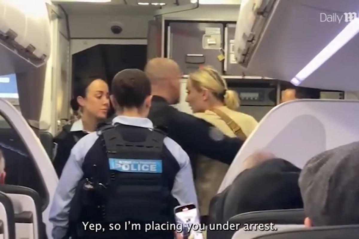 Пассажирку Jetstar выдворили из самолета за курение и оскорбления под ликующие аплодисменты