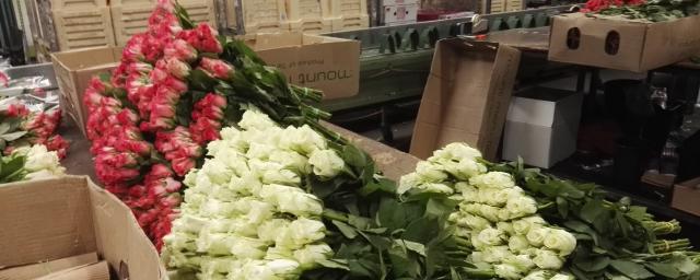 Около 200 тонн цветов доставили в Новосибирск к 8 Марта