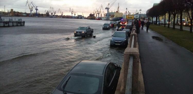 В Петербурге МЧС эвакуировало машины с затопленной набережной