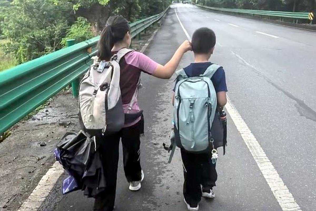В Китае мужчина устроил детям 800-км прогулку