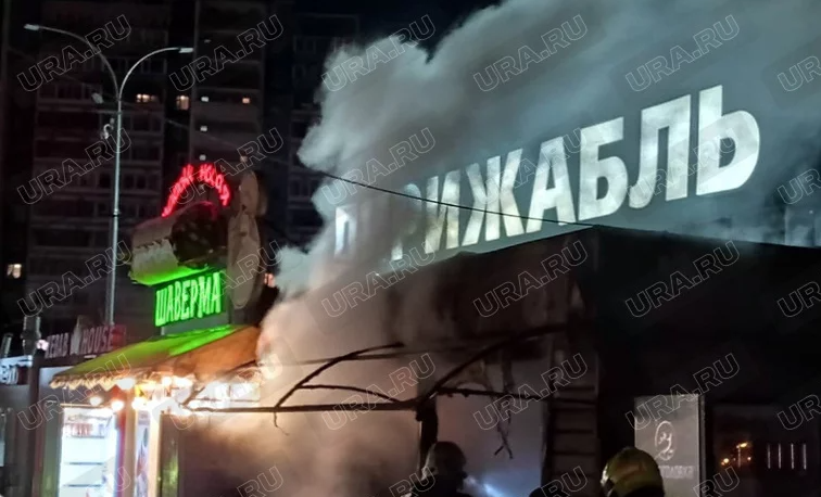 В Екатеринбурге ночью горел киоск возле ТЦ «Дирижабль»