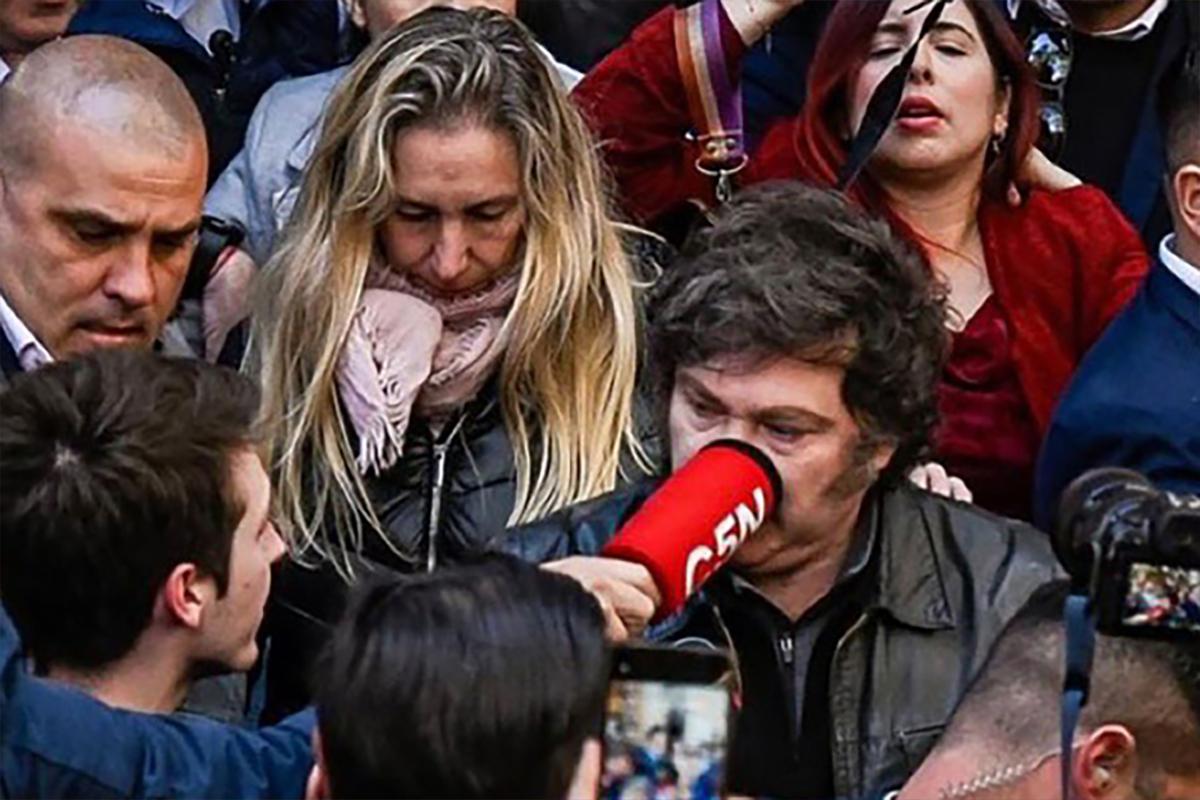 Президент Аргентины обвинил репортера, что тот ударил его микрофоном специально