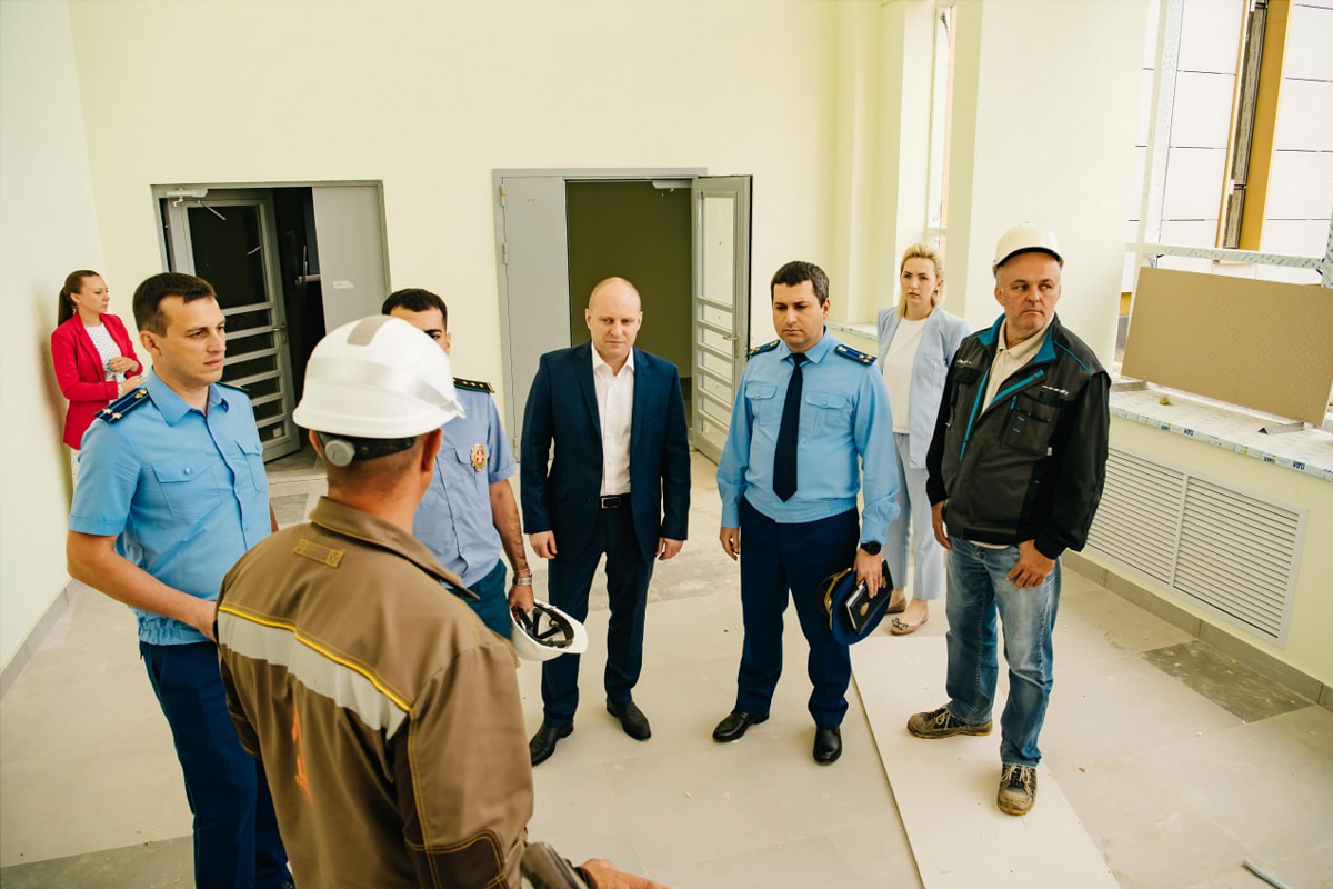 Ход строительства школы в Заветах Ильича в Пушкине проверили глава и прокурор