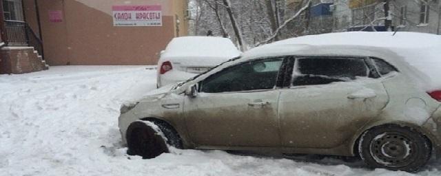 В Тольятти женщина на иномарке провалилась колесом в люк