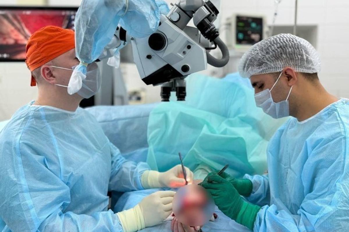 Ижевские хирурги вернули чувствительность руки раненому бойцу СВО с помощью пересадки нерва