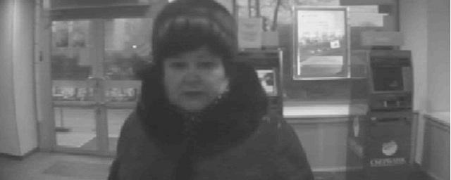 В Оренбурге полиция ищет женщину, укравшую деньги из банкомата