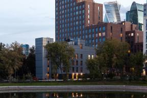 Узнали об отмене уроков от охраны: элитная школа Brookes собрала с родителей миллионы и закрылась посреди года