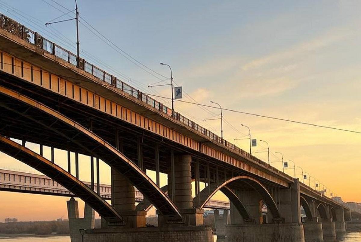 В Новосибирске ускорен ремонт Октябрьского моста из-за критики главы города, работы идут в 2 смены
